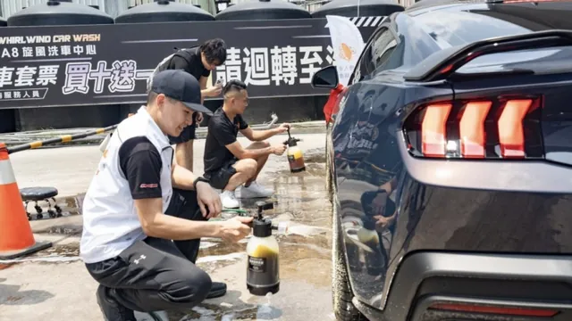 車圈職人志工在公益洗車活動現場為民眾洗車