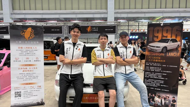 協會理事長曾聖凱與兩位常務理事在車展現場與修復完成的老車合影