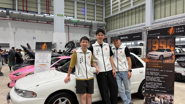 協會理事長曾聖凱與常務理事和首輛公益車輛合影