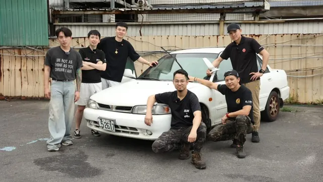 九家業者接力完成修復的老車與修復團隊合影